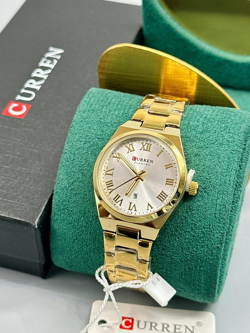 MONTRE DAME FOND BLANC  CHIC EN ACIER INOXYDABLE